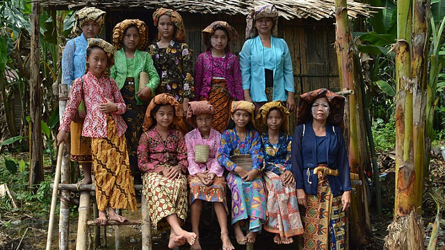 Dayak deah women wikicommons